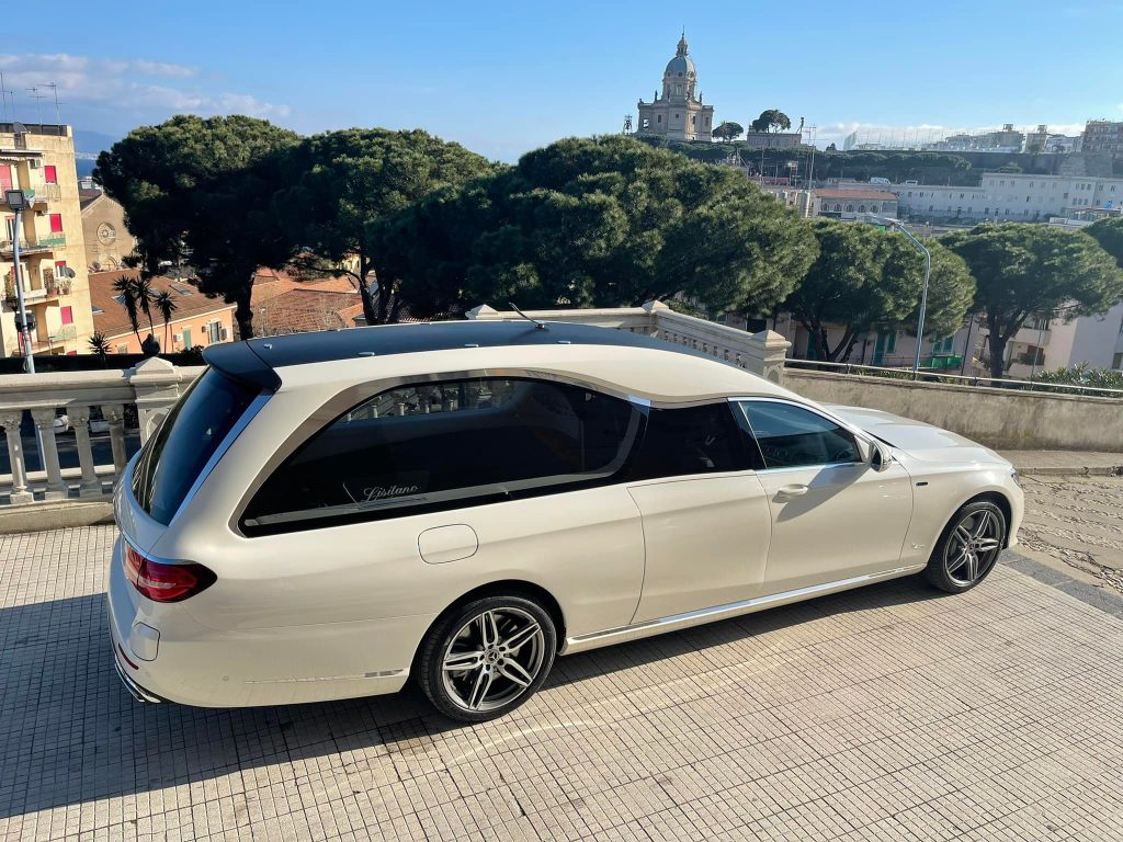 Auto funebre davanti a chiesa del quartiere Ganzirri