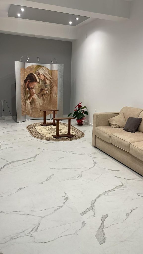 Sala camera ardente allestita con luci soffuse e fiori a Messina