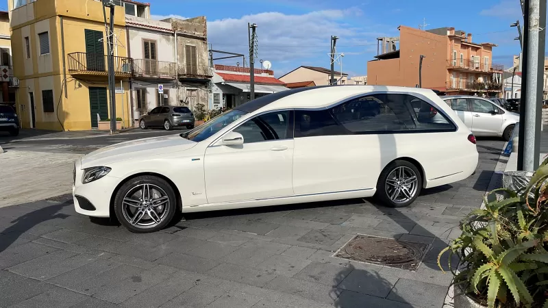 Auto funebre davanti a chiesa del quartiere Torre Faro