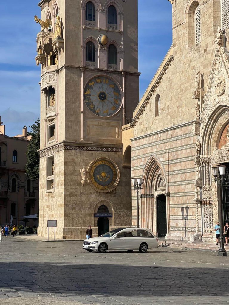 Carro funebre elegante parcheggiato davanti il duomo a Messina