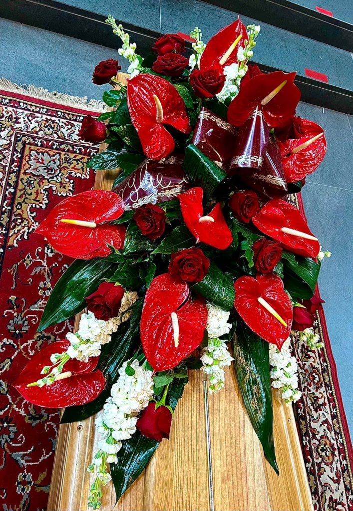 Fiori funebri allestiti per cerimonia da agenzia funebre di Messina