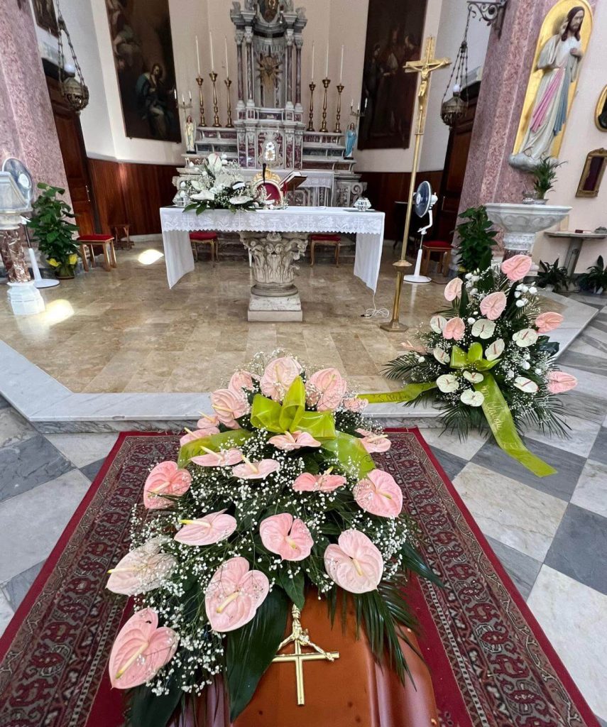 Addobbi floreali e cofano pronto per funerale completo a Messina