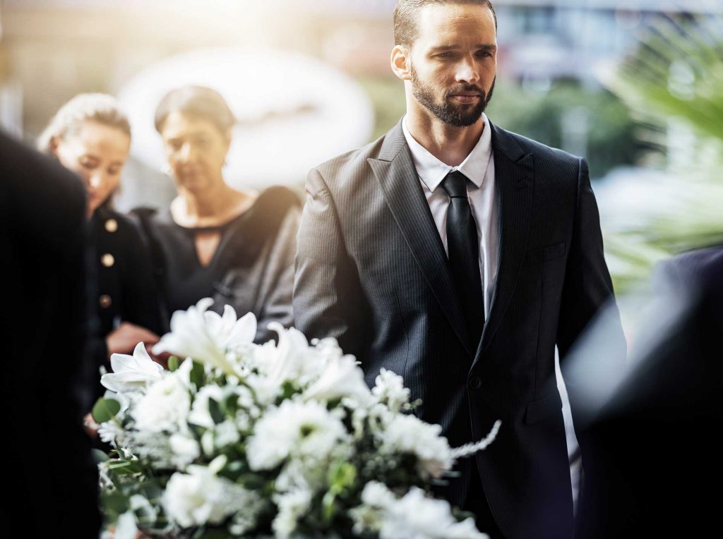 Operatore compila documenti cimiteriali all’interno di agenzia funebre a Messina