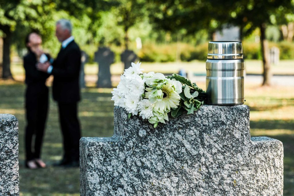 Operaio al lavoro per Lavori Cimiteriali a Messina